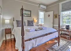 Historic Warrenton Home w/ Patio & Hot Tub! - Warrenton - Bedroom