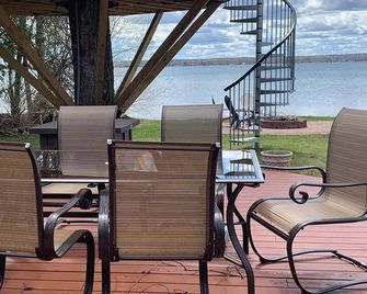 Experience Lakeside Luxury: Your Ultimate Retreat Awaits on Long Lake! - Alpena - Binnenhof