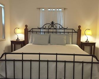 Yepton Estate Cottages - St. John's - חדר שינה