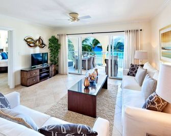 Modern Beachfront Condo with Pool - Sapphire 317 - Dover - Phòng khách