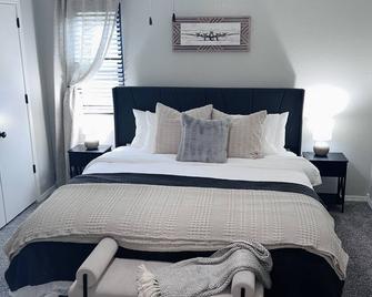 New Remodel 3BD/2Bath Weekly/Monthly Discounts available - Enid - Bedroom