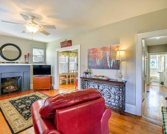 Charming Bristol Home with Hot Tub 1 Mi to Downtown - Bristol - Living room