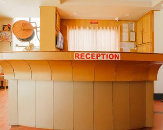 Hotel Bommana Residency - Rājahmundry - Rezeption