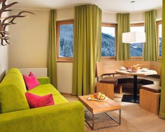 Hotel-Garni Almhof - Mayrhofen - Obývací pokoj