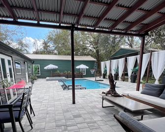 Pop Culture Luxury Suite Tampa Pool Hot Tub - Lutz