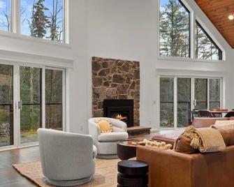 Quintessential 6-Br Berkshires Lodge - Becket - Sala de estar