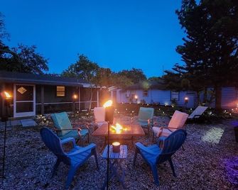 Lil John Coastal Cottage Near Siesta Key Beach - Sarasota
