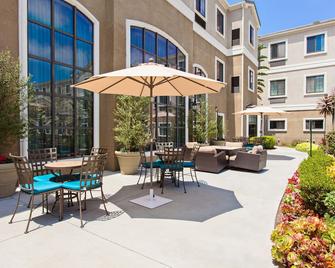 King Suite | Free Wi-Fi + Breakfast, Pool, Gym. - Lake Forest - Patio