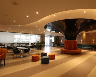 Holiday Inn Express & Suites Jaipur Gopalpura By IHG - Jaipur - Lobi