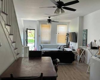 Park, Library across near Center - Philadelphia - Living room