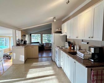 Golden Hour - rustic, cozy, and peaceful cottage for nature lovers - Saint-Michel-des-Saints - Cocina