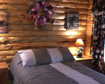Creekside Log Cabin Rental with Kayaks in Saugerties, New York - Saugerties - Schlafzimmer