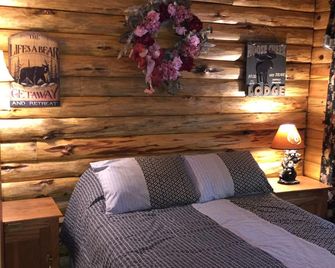 Creekside Log Cabin Rental with Kayaks in Saugerties, New York - 서거티즈 - 침실