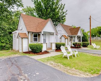 Eclectic Studio Cabin w/ Kitchenette, Free WiFi, Riverfront Location & More - Lincoln - Building