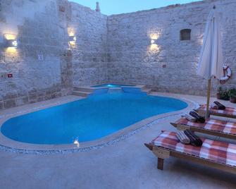 Id-Dwejra House of Character with private pool and Jaccuzi - Żejtun - Pool