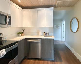 Downtown 1-Bedroom Guest Suite - Vancouver - Kitchen