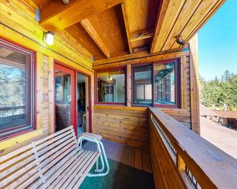 Well-Equipped Second-Level Studio w/Free WiFi, Balcony, & Shared Outdoor Pool - Tahoe City - Balcony