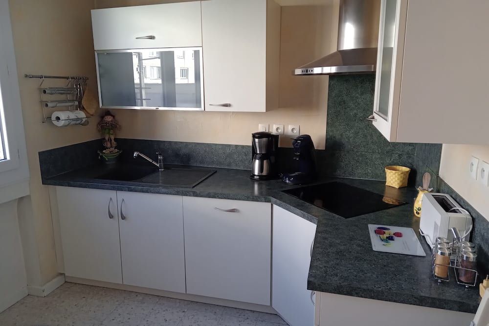 Downtown and quiet. Small 5-unit condominium. 12 km from St-Etienne. - Firminy - Kitchen