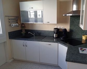 Downtown and quiet. Small 5-unit condominium. 12 km from St-Etienne. - Firminy - Kitchen