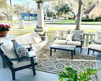 'Mary's Nest' Bungalow in Downtown Columbus, TX - Columbus - Patio