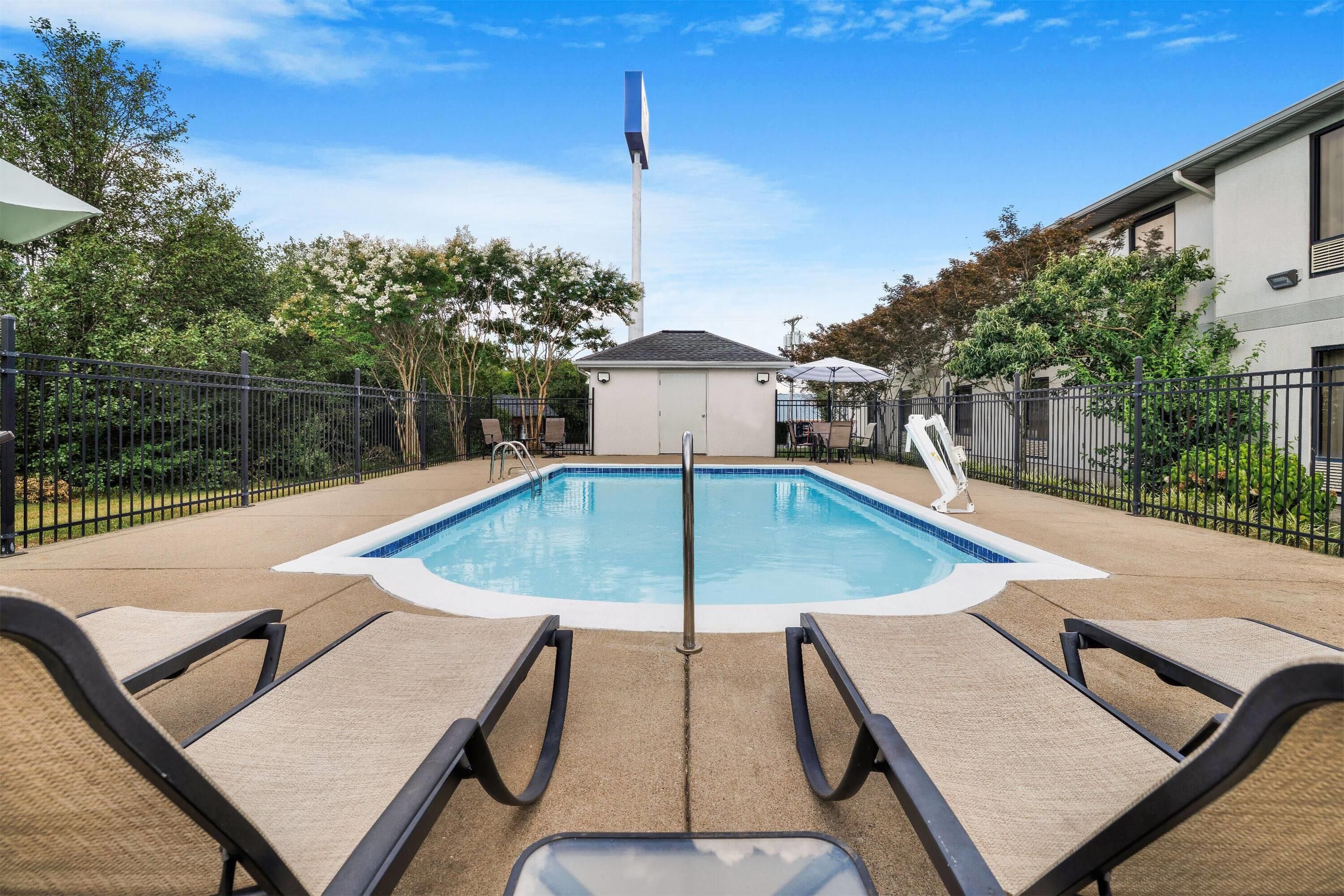 Baymont by Wyndham Madisonville - Madisonville - Zwembad