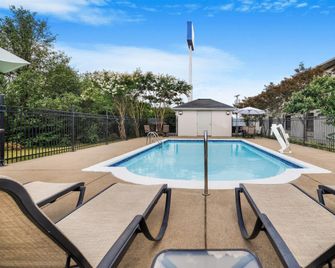 Baymont by Wyndham Madisonville - Madisonville - Zwembad