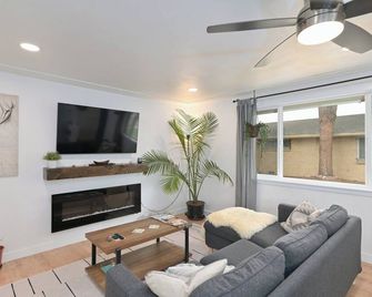 Renovated Hidden-Gem Minutes from Downtown Denver with coffee bar - Aurora - Sala de estar