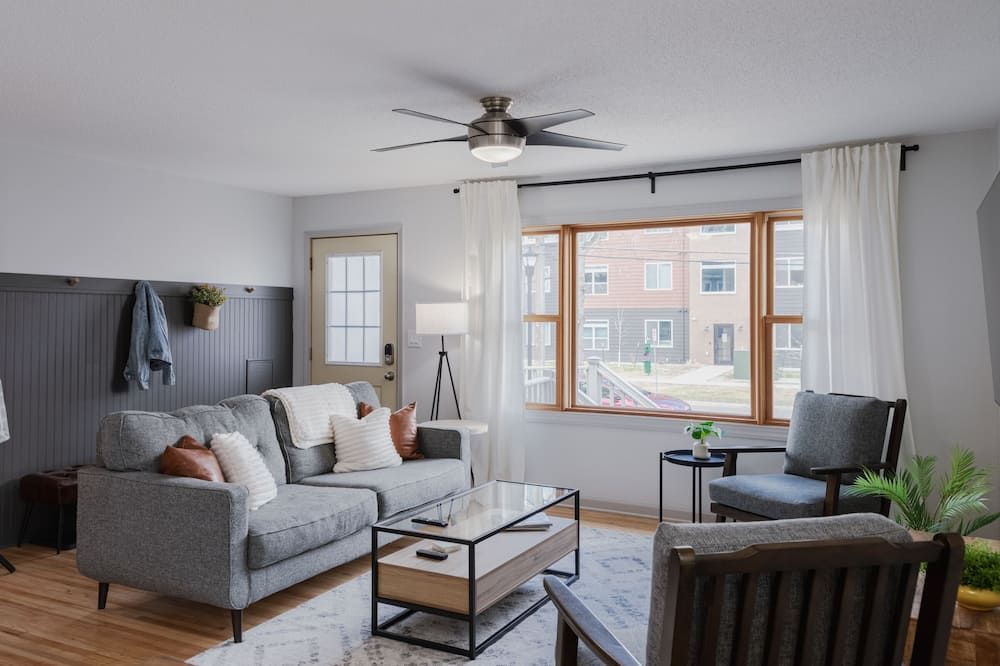 Comfortable 4 bedroom - 1 block from NDSU & minutes to Downtown Fargo! - Fargo - Pokój dzienny