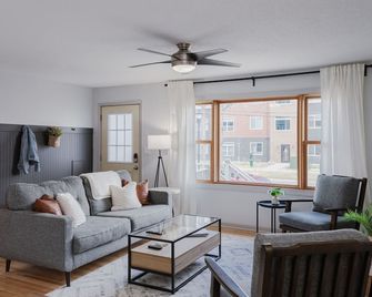 Comfortable 4 bedroom - 1 block from NDSU & minutes to Downtown Fargo! - Fargo - Living room