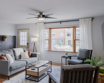 Comfortable 4 bedroom - 1 block from NDSU & minutes to Downtown Fargo! - Fargo - Pokój dzienny