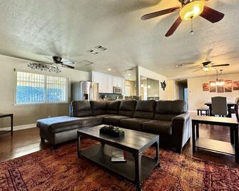 Pool! Quite, Private, remodeled home on the hill - Placerville - Living room