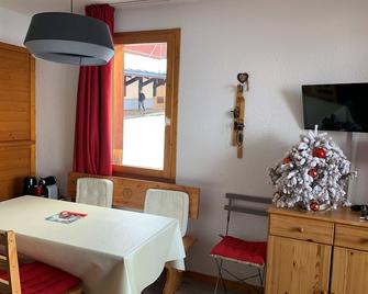 BELLE PLAGNE 2 rooms, sleeps 5-6, ski-in/ski-out + covered parking included - La Plagne-Tarentaise - Dining room