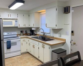 Alaskana - Walk to Downtown, 3 Bedroom Upper Apt - Fairbanks - Kitchen