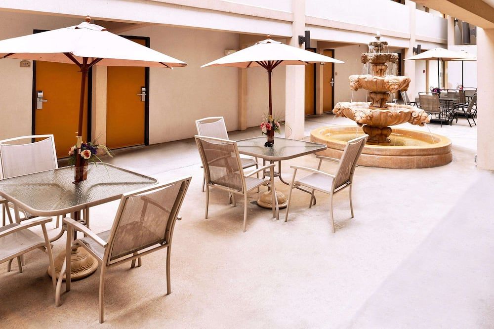 Executive Inn & Suites - Goodlettsville - Binnenhof
