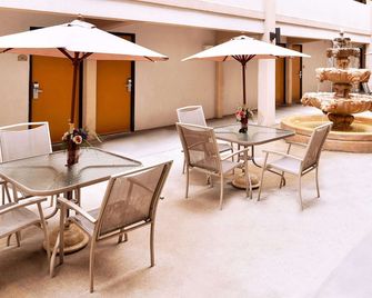 Executive Inn & Suites - Goodlettsville - Binnenhof