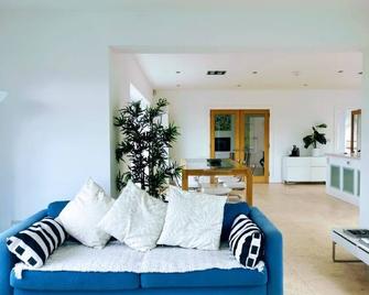Spacious Donegal Home Lake & Sea Views Every Room - Rossnowlagh - Living room