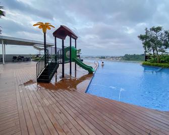 Elegant and Homey Studio at Amartha View Apartment By Travelio - Semarang - Pool