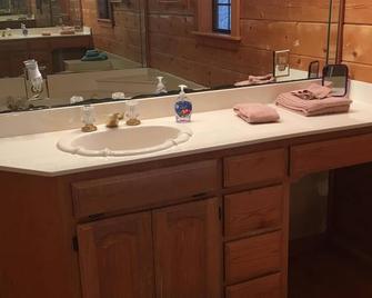 Indian Trails Ranch - Wood Ranch Cabin House - Farmersville - Bathroom