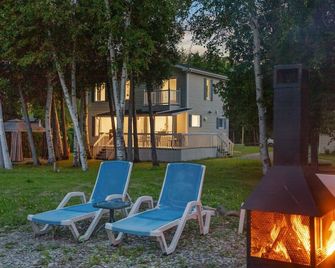 Chalet Akoya - by the lake - Chambord - Patio