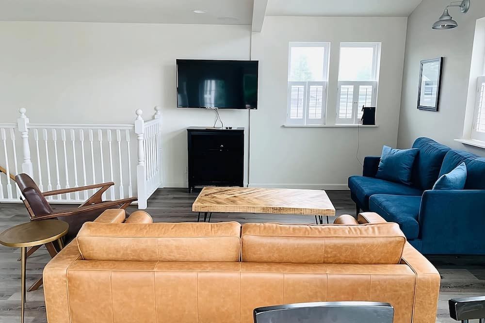 Two Bedroom with Kitchen at Boardwalk Cottages, Minutes to Long Beach Boardwalk - Long Beach - Obývací pokoj