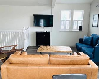 Two Bedroom with Kitchen at Boardwalk Cottages, Minutes to Long Beach Boardwalk - Long Beach - Obývací pokoj