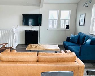 Two Bedroom with Kitchen at Boardwalk Cottages, Minutes to Long Beach Boardwalk - Long Beach - Obývací pokoj