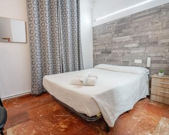 Hostal Nevot - Granada - Bedroom