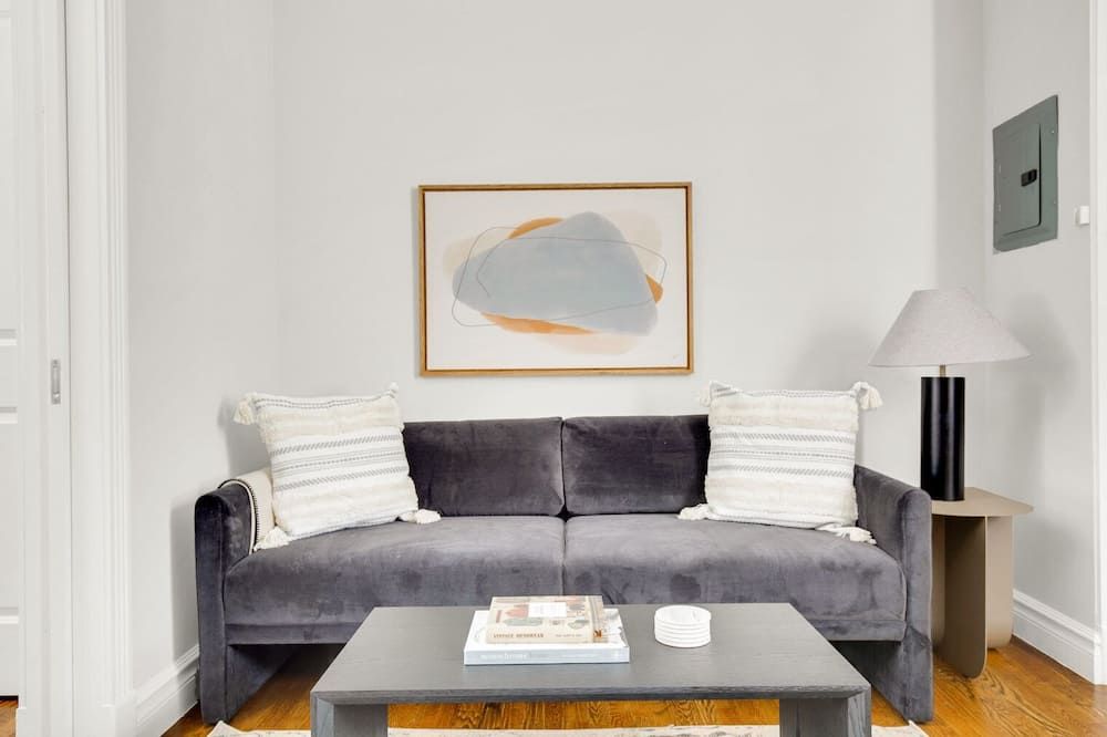 Ideal Kips Bay 1BR w/ W/D, near East River & 6 Train, by Blueground - نيويورك - غرفة معيشة
