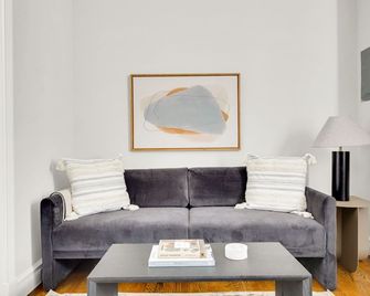 Ideal Kips Bay 1BR w/ W/D, near East River & 6 Train, by Blueground - نيويورك - غرفة معيشة