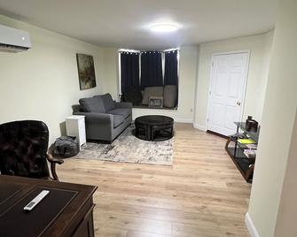 Your Comfortable Home Away From Home - North Bergen - Pokój dzienny