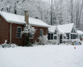 Spacious Studio Apartment Only Minutes Away from Mid-Ohio Sports Car Course! - Mansfield - Building