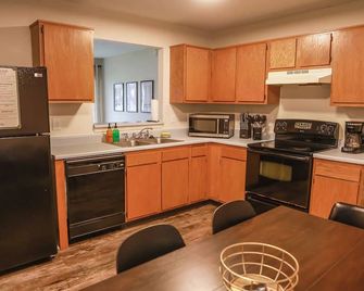 Mid-Century Comfort 3br 2 Bath In A Quiet Neighborhood - Family Friendly - Kokomo - Kitchen