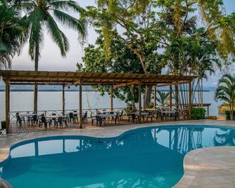 Banana Palms Hotel - Livingston - Piscina