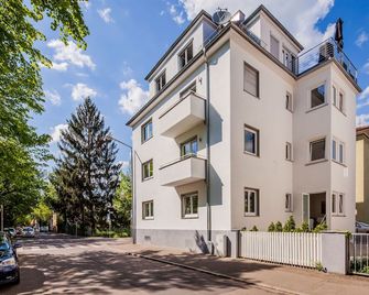 SecondHome Stuttgart: 2 very nice vacation apartments in Eßlingen for up to 17 pers - Esslingen am Neckar - Gebäude